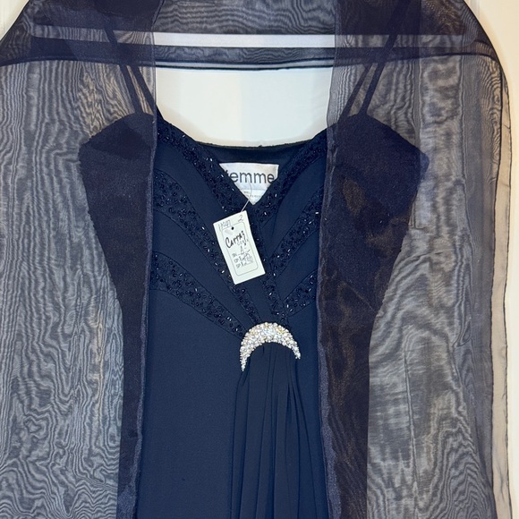 Elegant Black Dress with Sheer Overlay - Picture 2 of 7